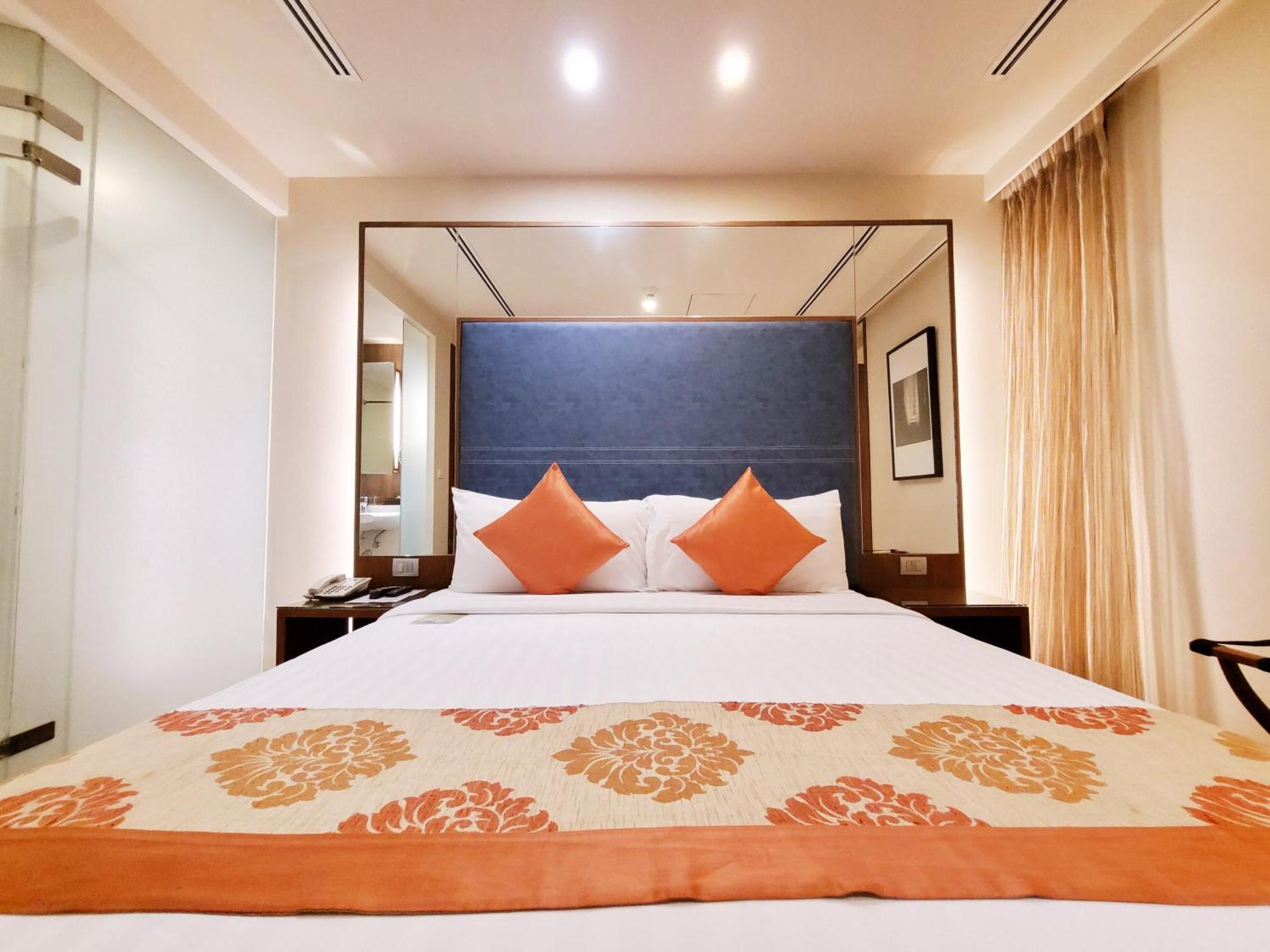 Отель On 8 Sukhumvit Nana Bangkok By Compass Hospitality Экстерьер фото