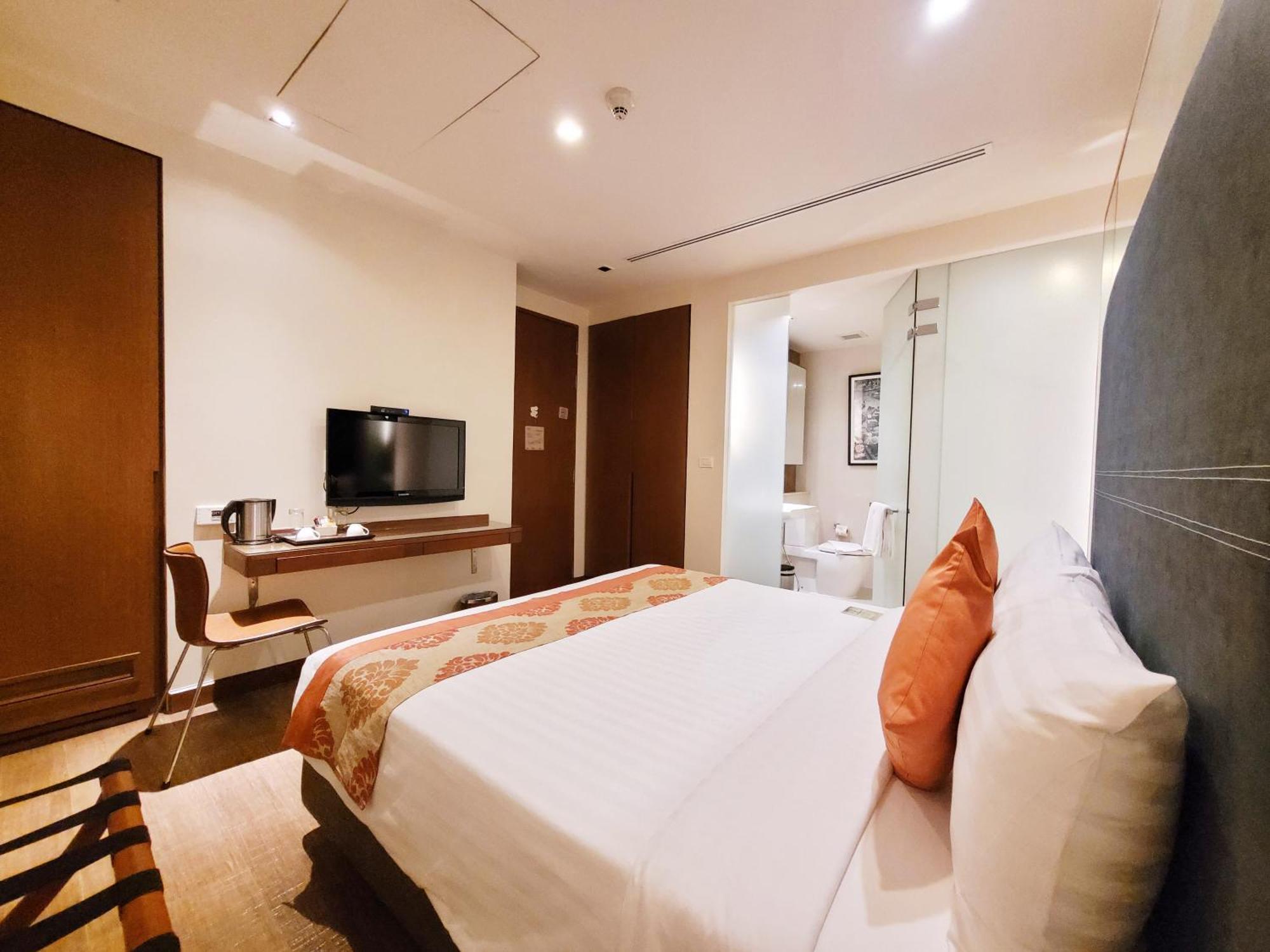 Отель On 8 Sukhumvit Nana Bangkok By Compass Hospitality Экстерьер фото