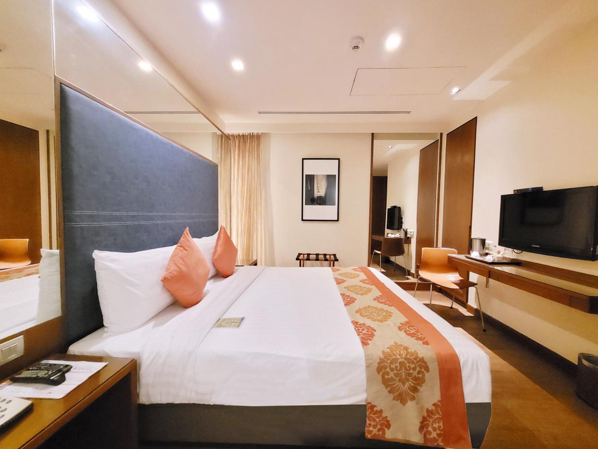 Отель On 8 Sukhumvit Nana Bangkok By Compass Hospitality Экстерьер фото